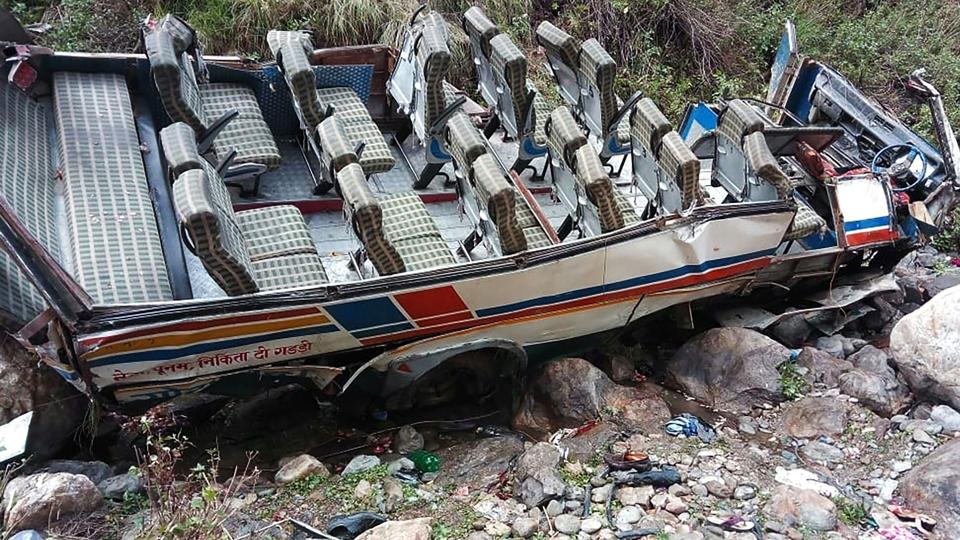 22 mennesker mistede livet ved ulykken søndag i den indiske delstat Uttarakhand. Billedet er fra en lignende ulykke i delstaten i juli 2018, hvor en bus styrtede i en kløft. Dengang mistede 44 livet. (Arkivfoto.) <i>Handout/Ritzau Scanpix</i>