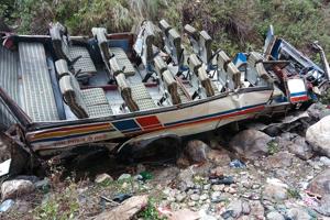Bus i Indien styrter i kløft og 22 pilgrimme dør