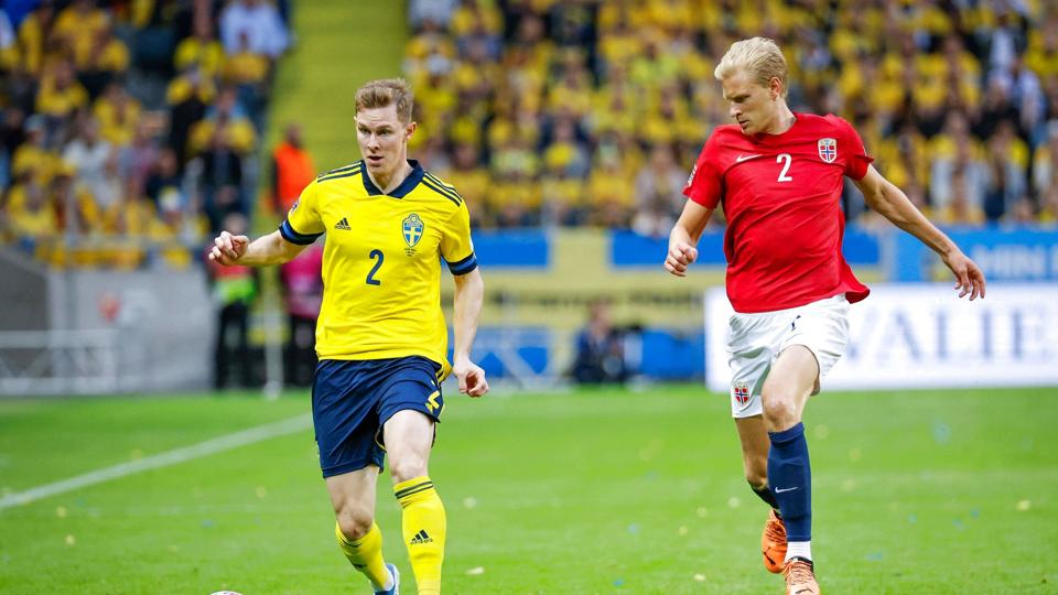 Her ses Morten Thorsby (til højre) under søndagens kamp sammen med den svenske forsvarer Emil Krafth. <i>Christine Olsson/Ritzau Scanpix</i>