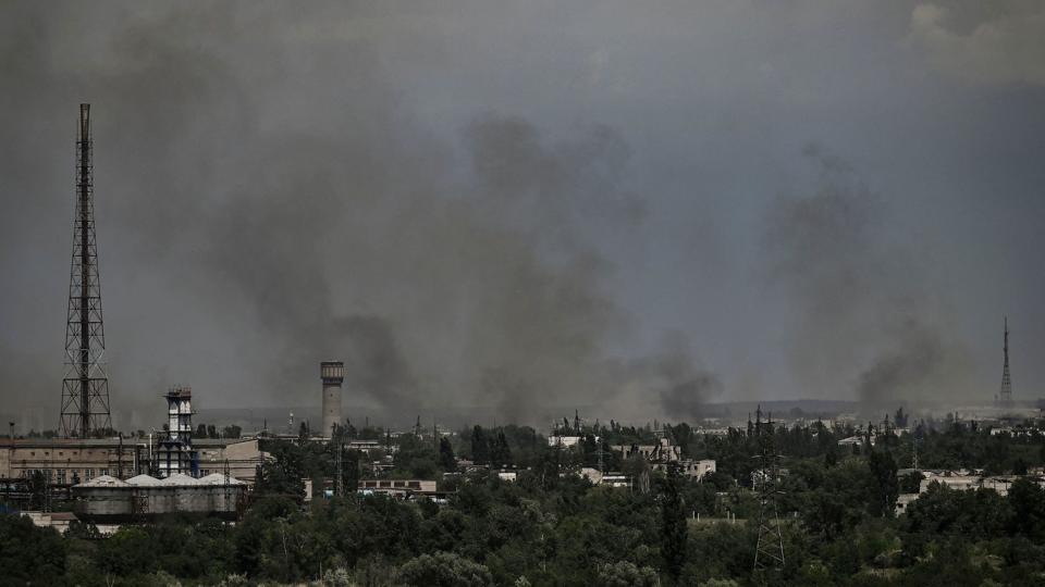 Der har været heftige bombardementer i Sjevjerodonetsk. Billedet, der er fra 2. juni, viser røg stige op fra byen. <i>Aris Messinis/Ritzau Scanpix</i>