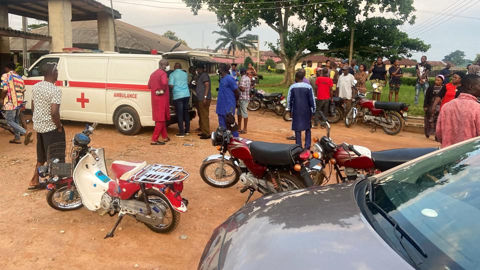 Pårørende til ofre for et angreb på en katolsk kirke i den nigerianske by Ondo samlede sig søndag, mens hospitalsansatte behandler ofrene. <i>Stringer/Reuters</i>