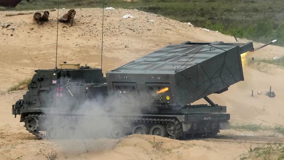 M270 MLRS-raketkasterne kan ramme mål op til 80 kilometer væk med præcisionsstyrede missiler. (Arkivfoto). <i>Ints Kalnins/Reuters</i>