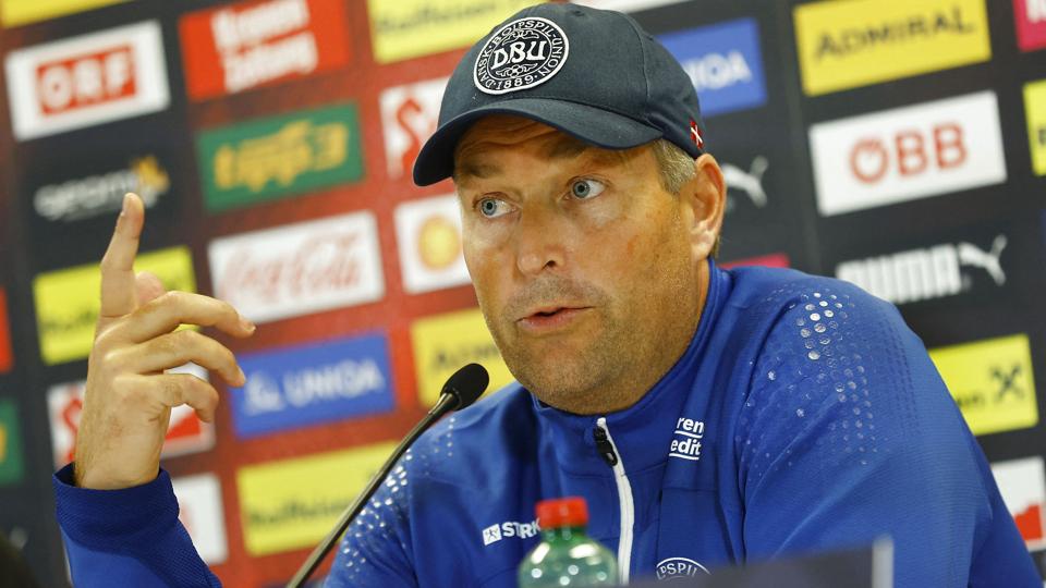 Kasper Hjulmand rækker ud efter førstepladsen i Nations League, men understreger samtidig vigtigheden af at tage en kamp ad gangen. <i>Lisa Leutner/Reuters</i>