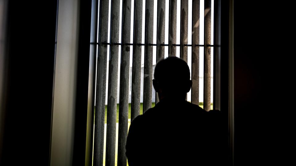 Anbringelse i strafcelle er flittig brugt som sanktion i fængslerne, men det er også den hårdeste reaktion. Man bliver isoleret i op til 23 timer i døgnet. Strafcelle kan ikendes i op til 28 dage. Folketingets Ombudsmand kritiserede i 2020 den ringe retssikkerhed for de indsatte. Og sidste år sagde Højesteret, at en fast praksis med strafcelle var ugyldig. (Arkivfoto). <i>Mads Claus Rasmussen/Ritzau Scanpix</i>