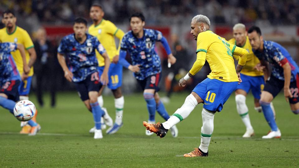Neymar var sikkerheden selv, da han fik chancen på straffespark mod Japan. <i>Issei Kato/Reuters</i>