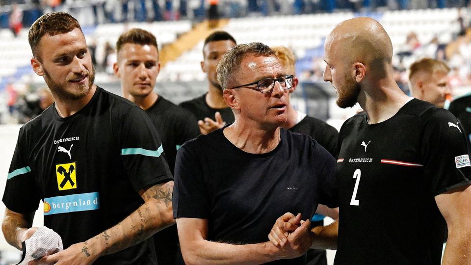 Ralf Rangnick (i midten) gestikulerede vildt på sidelinjen under Østrigs landskamp mod Kroatien i fredags. Da opgøret blev fløjtet af, viste Rangnick mere glæde og overskud, end han gjorde i sin korte og knap så succesfulde tid som Manchester Uniteds manager. <i>Robert Jaeger/Ritzau Scanpix</i>