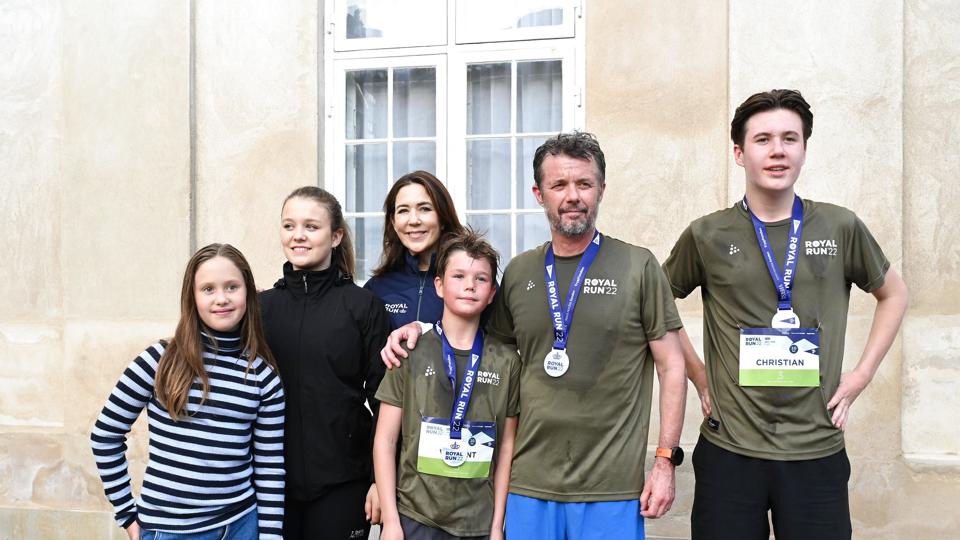 Hele kronprinsefamilien har løbet til Royal Run mandag. På årets sidste rute løb kronprins Frederik ti kilometer med sine to sønner, prins Christian og prins Vincent. <i>Philip Davali/Ritzau Scanpix</i>