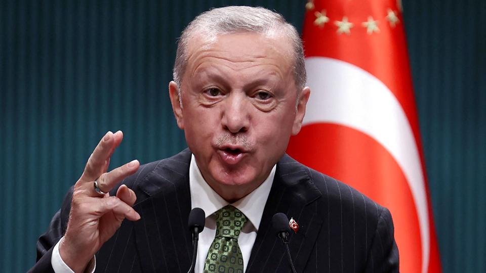 Tyrkiets præsident, Recep Tayyip Erdogan, erklærer, at renten i Tyrkiet ikke skal op, selv om der er en voldsom inflation. Det er ellers den medicin, som økonomer normalt ordinerer. <i>Adem Altan/Ritzau Scanpix</i>