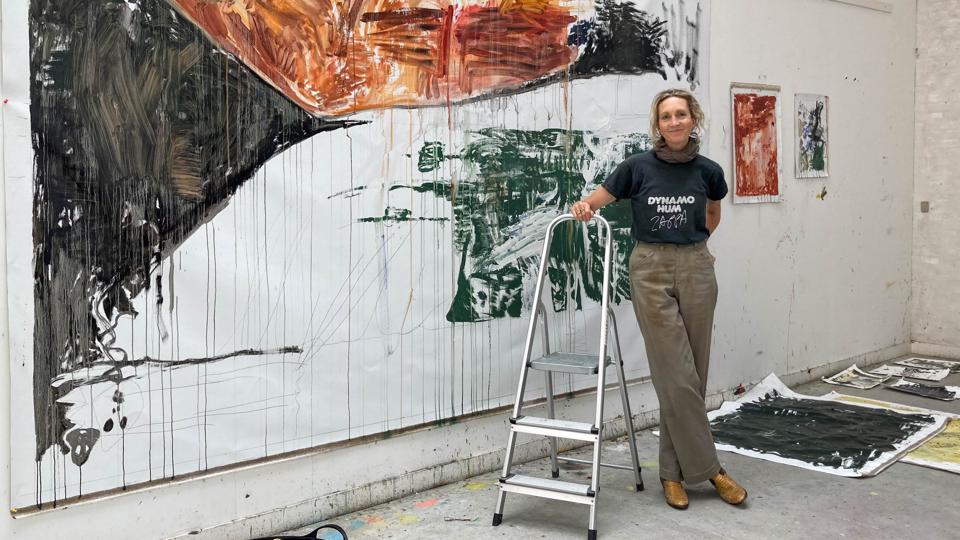 Selvom det stadig er tidligt i processen, så er Rosy Keyser i fuld gang med malerpenslen i Kirkebys atelier. <i>Foto: Jacob Nymann Jensen</i>