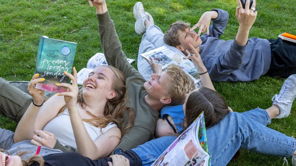 Jo ældre børn og unge bliver, jo mere nyttebetonet bliver deres læsning. Det viser undersøgelse fra Center for Anvendt Skoleforskning for Tænketanken Fremtidens Biblioteker. <i>Joshua Gross/Free</i>