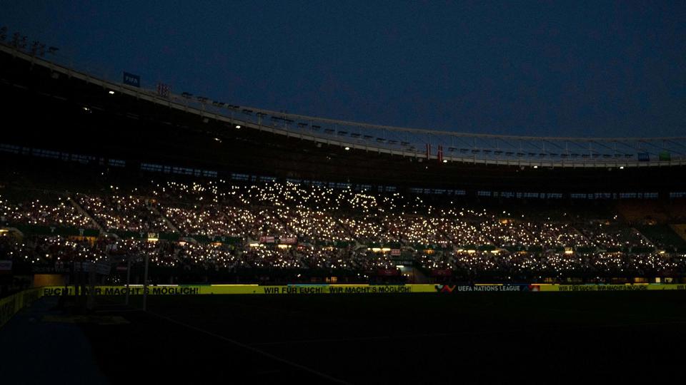 Tilskuerne på stadion tændte lyset på deres mobiltelefoner, da strømmen forsvandt. <i>Joe Klamar/Ritzau Scanpix</i>