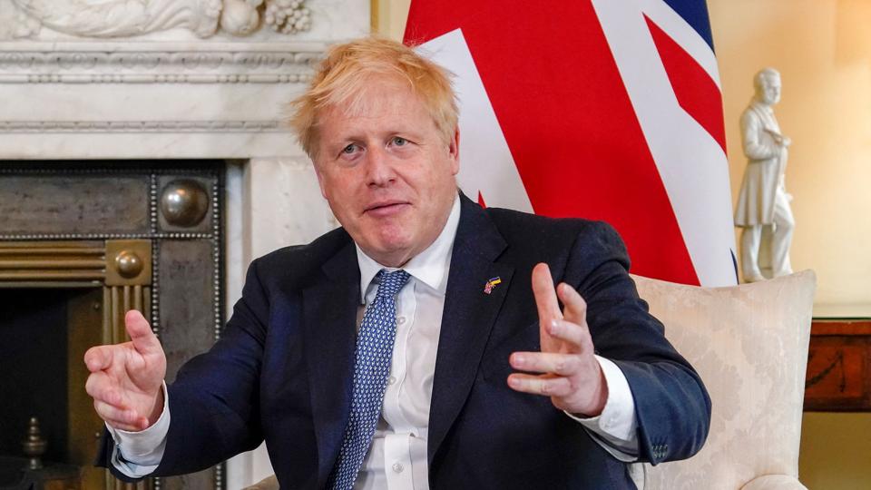Boris Johnson har vundet tillidsafstemningen i sit parti, og nu vil han gerne videre med at føre politik. Partiet bør samle sig, siger han. <i>Pool/Reuters</i>