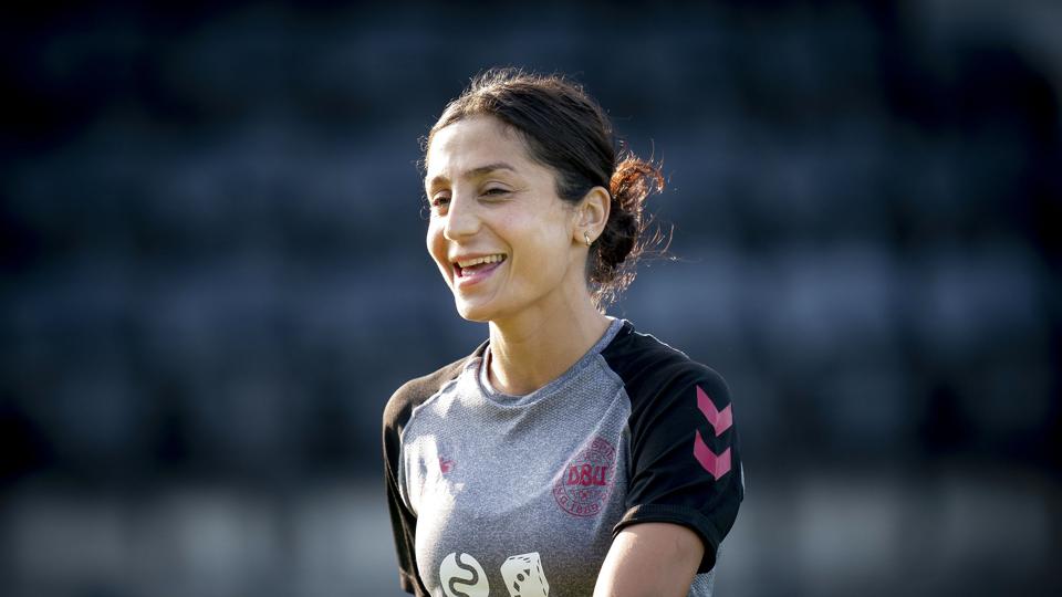 Nadia Nadim vendte søndag tilbage til grønsværen efter knap ni måneder med en skade. Trods kontroverser i forbindelse med Nadims ambassadørrolle under VM i Qatar, har Peter Møller udtalt, at døren til landsholdet fortsat er åben, hvis niveauet er til det. <i>Liselotte Sabroe/Ritzau Scanpix</i>