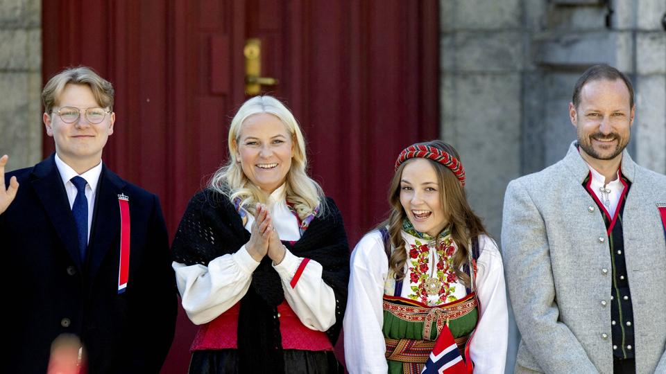 Norges kronprinspar har stillet en ejendom til rådighed for tre ukrainske flygtninge og deres børn. På billedet ses kronprinsparret med deres børn, prins Sverre Magnus og prinsesse Ingrid Alexandra, på Norges nationaldag i år. <i>Albert Nieboer/Ritzau Scanpix</i>