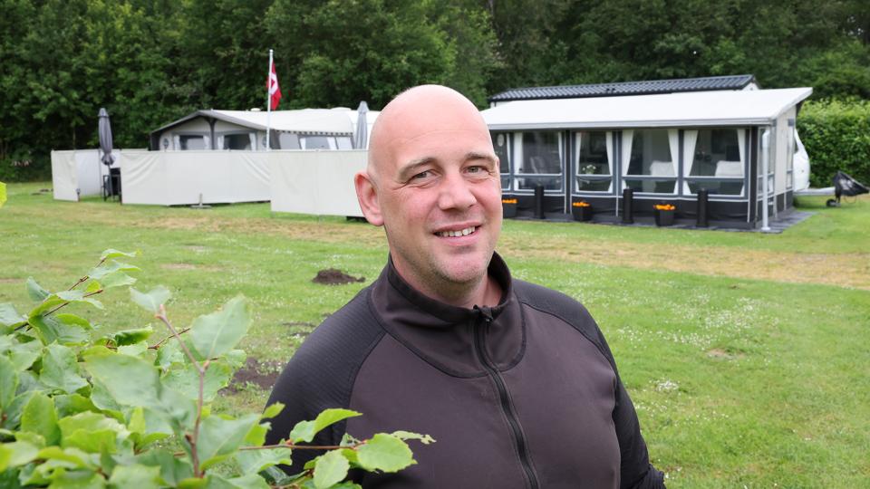 Michael Zimmer er ny lejrchef på City Camping Hjørring på Idræts Allé, hvor der også er friluftsbad. Han er flyttet ind i et hus i tilknytning til pladsen dammen med resten af familien, <i>Foto: Bente Poder</i>