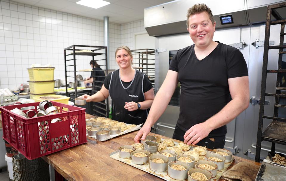Christina og Jonas Boalth Hjortholm har overtaget Bageri Haabet i Bispensgade i Hjørring. <i>Foto: Bente Poder</i>
