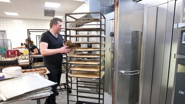 - Kvalitet er afgørende. Det skal bare spille, og vi har en rigtig fin kvalitet på brødet, understreger Jonas, der glæder sig over god opbakning fra kunderne. <i>Foto: Bente Poder</i>