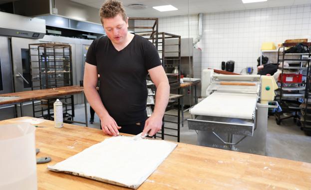 Der har været langt mellem fridagene de seneste uger, og Jonas er på udkig efter en ekstra medarbejder til bageriet. <i>Foto: Bente Poder</i>