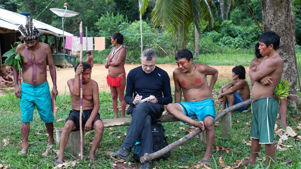 Dom Phillips (i midten) har i flere år skrevet historier om de indfødte befolkningsgrupper i Amazonas. Billedet her er fra november 2019. <i>Joao Laet/Ritzau Scanpix</i>