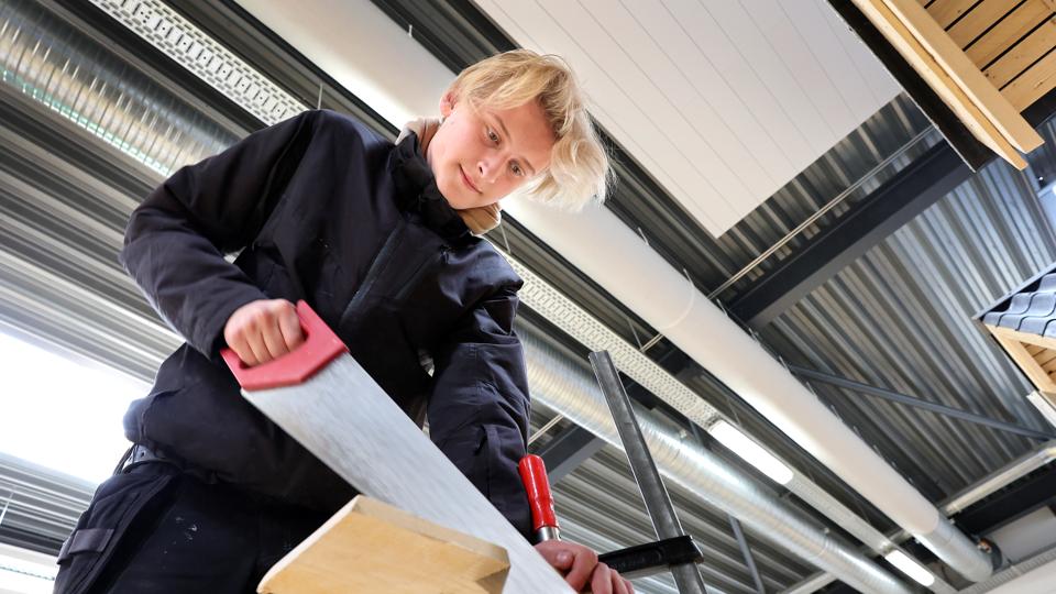Markant stigning i unge, der vælger erhvervsuddannelse fra folkeskolen. Magnus Lykkegaard har valgt tømreruddannelsen Hjørring. <i>Foto: Bente Poder</i>