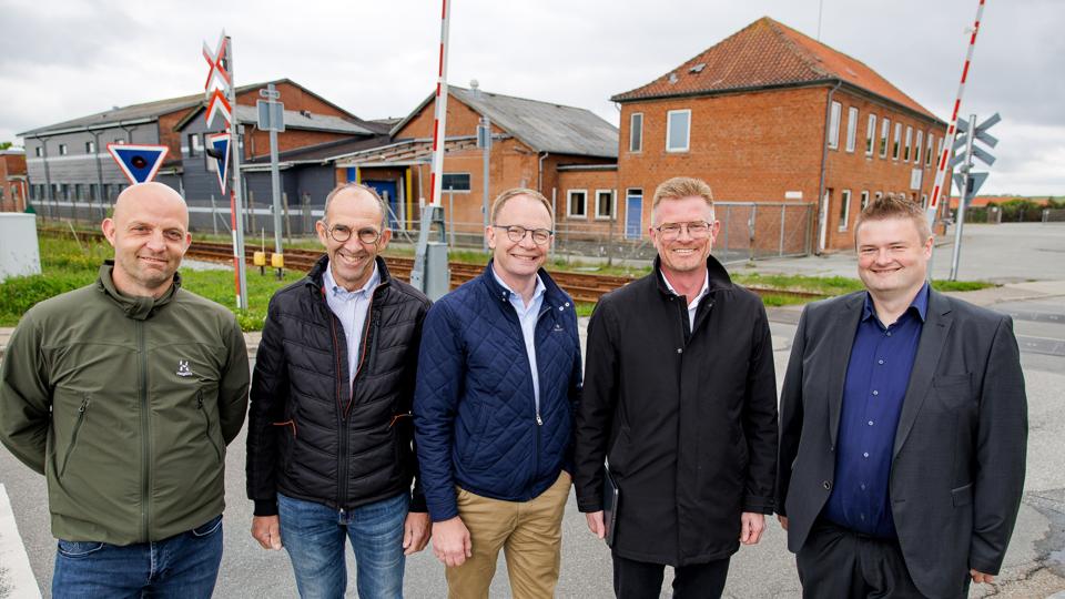 Aldi har nu præsenteret sin byggeplaner i Hurup. Til maj næste år ligger byens nye aldi-forretning op mod jernbanen på den gamle slagterigrund. Entreprenør Jimmy Christensen, tv., JV Construction, udfører byggeriet i totalentreprise. Ved hans side Carsten Laursen, der har solgt grunden, borgmester Niels Jørgen Pedersen (V), adm. direktør Lasse Riisgaard, DevelopNord A/S samt Kasper Steffensen, Aldi Ejendomme. <i>Foto: Bo Lehm</i>