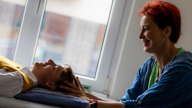 Inge Marie Hansen er kun at finde i klinikken i Støvring hver anden uge. Mens hun stadig har forløb på Sjælland, vil hun være der resten af tiden. <i>Foto: Martél Andersen</i>