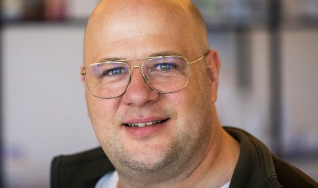 Til en start fortsætter John Mørch med at undervise på Teknisk Skole i Aalborg, hvor han nyder arbejdet og kontakten med de unge. Han håber dog, at han en dag kan arbejde fuld tid i klinikken i Støvring. <i>Foto: Martél Andersen</i>