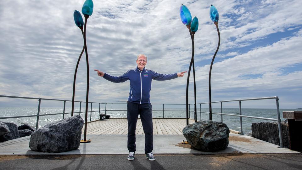 Fang en fisk til venstre og fang en fisk til højre - Jesper Christensen er en glad mand. <i>Foto: Torben Hansen</i>