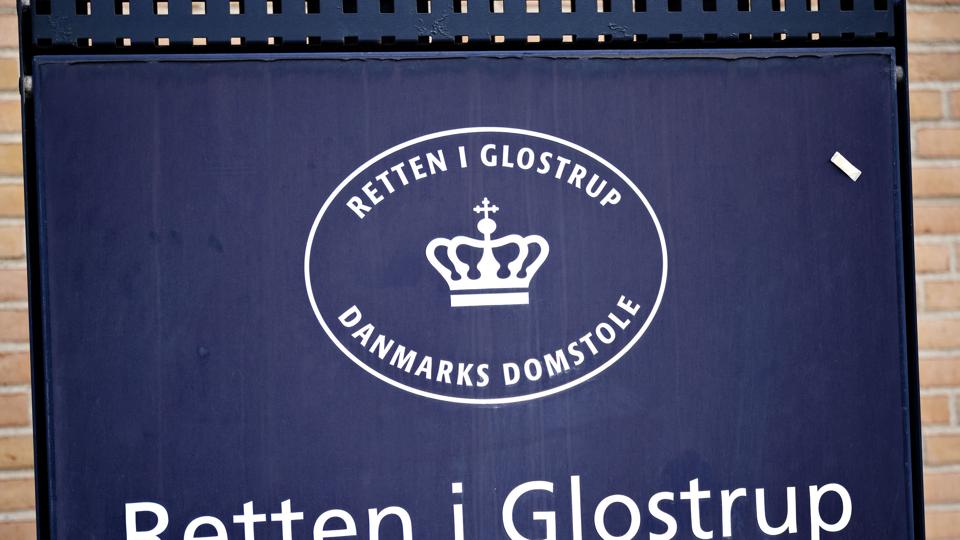 En mor og en stedfar sidder på anklagebænken i Retten i Glostrup, hvor sagen mod dem tirsdag er begyndt. De anklages for ugentlig vold gennem flere år mod kvindens datter og for at have tilbageholdt pigen i tre et halvt år i Pakistan, hvor de angiveligt også skal have forsøgt at tvinge hende til at blive gift med et familiemedlem. (Arkivfoto). <i>Philip Davali/Ritzau Scanpix</i>