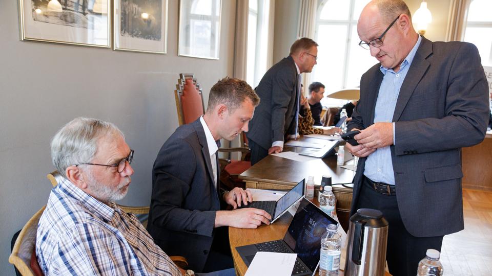 Henning Sørensen (V) til venstre og Meiner Nørgaard (DF) til højre så ikke ens på sagsgangen for den tidligere institutions bygninger. Mellem dem Venstres gruppeformand Jesper Balle Kristensen, som så en værdi i at bane vej for boliger til unge og ældre. <i>Foto: Bo Lehm</i>