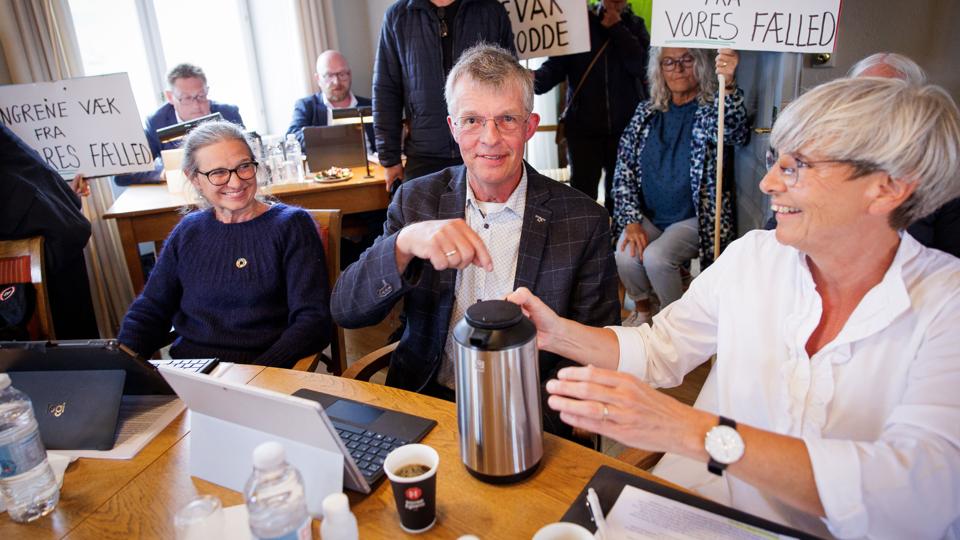 Jette Jepsen, til venstre, formåede ikke at få Poul Roesen (K) og Ellen Philipsen Dahl (DB) med på at reservere nordvestkysten til beskyttet natur. <i>Foto: Bo Lehm</i>