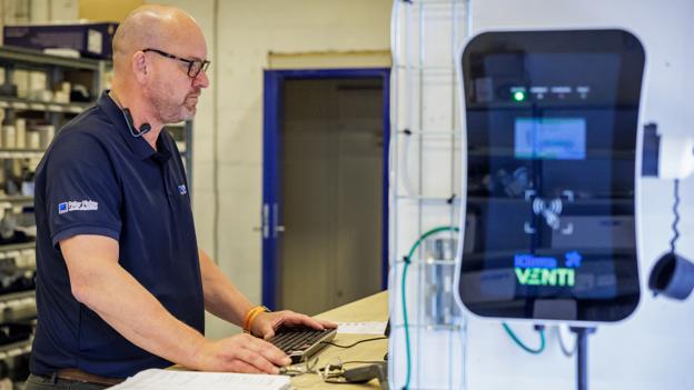 Foruden solcelleanlæg forhandler KlimaVenti ladestandere med tilhørende betalingssystem, som man satser på, at mange virksomheder vil installere i de kommende år. <i>Foto: Martin Damgård</i>