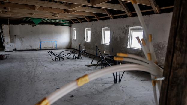 I den gamle staldbygning indrettes der cafe, og der er endnu et stykke vej, før den bliver klar men målet er at være færdig i løbet af sommeren. <i>Foto: Martin Damgård</i>