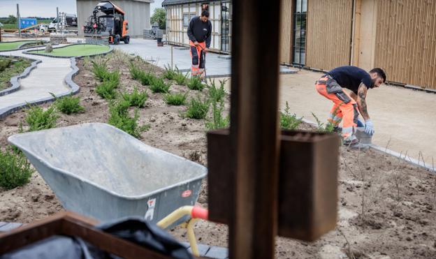 Den gamle landejendom er nu forandret til en forlystelsespark og i øjeblikket har håndværkere travlt med at gøre klar til åbningen. Der skal blandt andet lægges 9.000 kvadratmeter fliser. <i>Foto: Martin Damgård</i>