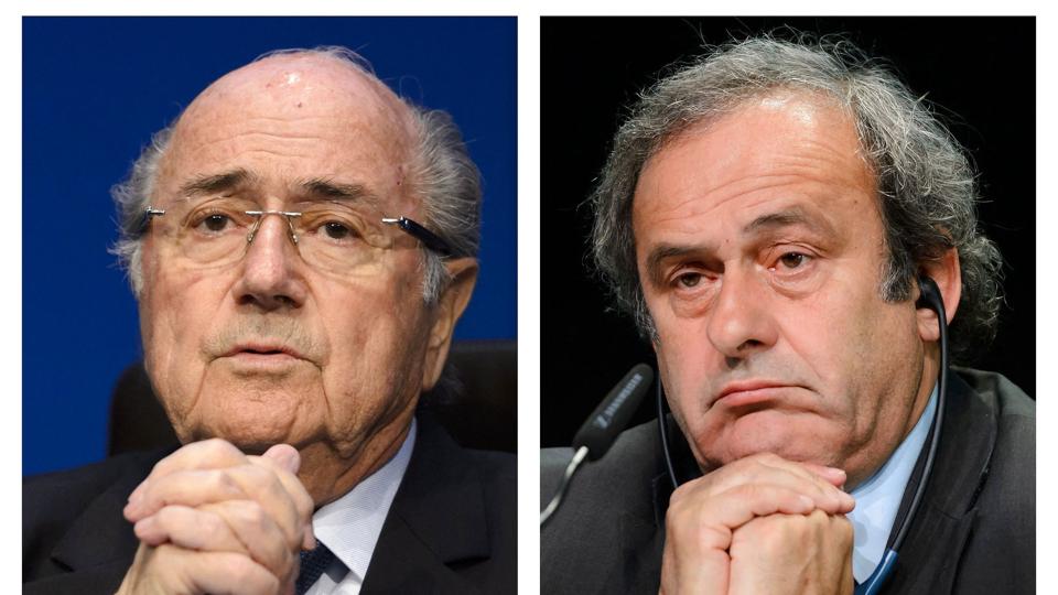 De forhenværende fodboldchefer Sepp Blatter (til venstre) og Michel Platini blev i 2015 udelukket fra fodbold grundet mistanke om pengesvindel. (Arkivfoto). <i>Stf/Ritzau Scanpix</i>