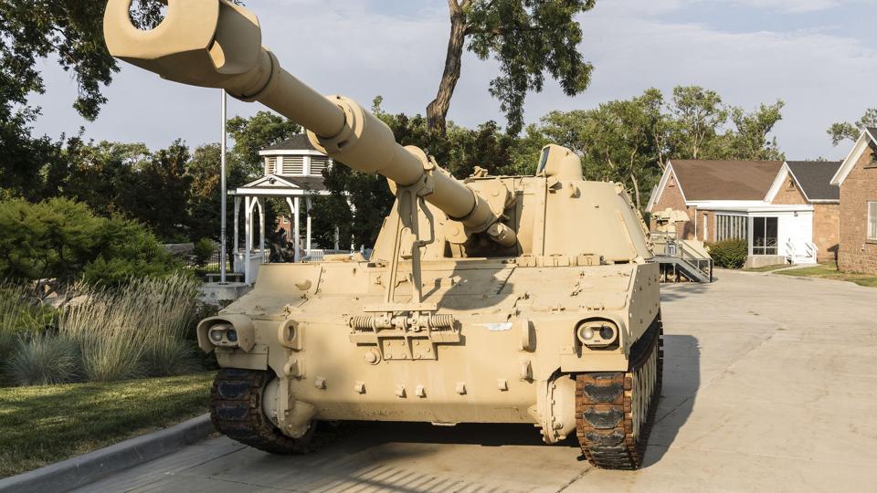 En udstillet model af den rullende artillerikanon M109 på Fort Douglas Museum i den amerikanske delstat Utah. Norge har doneret 22 af slagsen til Ukraine, bekræfter det norske forsvarsministerium onsdag. (Arkivfoto) <i>Jon G. Fuller/Ritzau Scanpix</i>