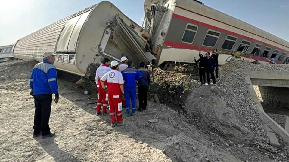 Klokken var halv seks onsdag morgen, da et tog i det østlige Iran ramte en gravko. Det afsporede en række vogne. På billedet ses redningsarbejdere foran to af de afsporede vogne. Tilstanden er kritisk for mange af de kvæstede, siger redningstjenesten. <i>-/Ritzau Scanpix</i>