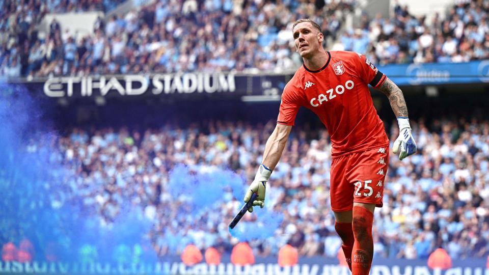 Aston Villa-keeper Robin Olsen fjernede en røgbombe under Premier League-kampen ude mod Manchester City 22. maj. Senere blev han chikaneret og slået. En fan har nu fået en straf for en del af balladen. <i>Oli Scarff/Ritzau Scanpix</i>