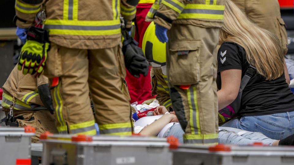 Redningsfolk hjælper en person, der er blevet påkørt i det populære butiksområde ved Kurfürstendam i Berlin. Ifølge politiet er en død, da en person kørte sin bil op på fortovet og ramte flere mennesker. <i>Michael Sohn/Ritzau Scanpix</i>
