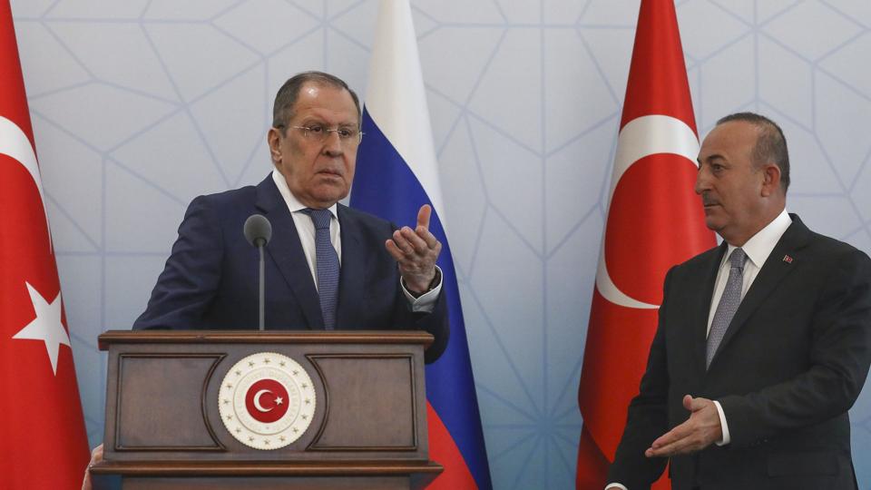 Ruslands udenrigsminister, Sergej Lavrov, og den tyrkiske udenrigsminister, Mevlüt Cavusoglu, under deres pressemøde i Ankara onsdag. <i>Burhan Ozbilici/Ritzau Scanpix</i>