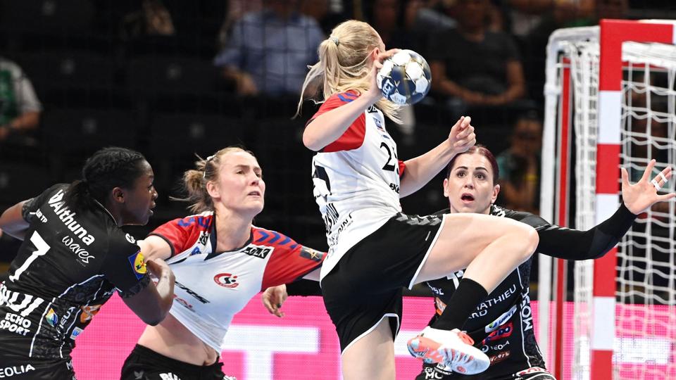 Team Esbjerg var det første danske hold siden FC Midtjylland i 2014 til at nå Final 4 i Champions League. Vestjyderne tabte begge sine kampe. <i>Attila Kisbenedek/Ritzau Scanpix</i>