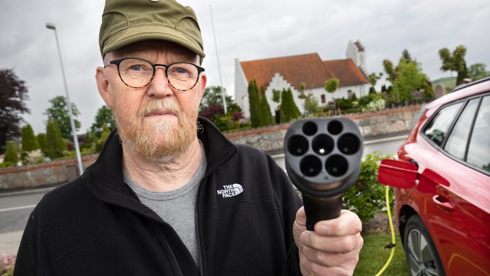 Jan Thøgersen, formand for Skelund Menighedsråd, står i spidsen for et projekt, der i løbet af nogle år skal sikre ladestandere ved de fleste af af de 14 kirker i Hadsund Provsti. Han kører selv i en elbil. <i>Foto: Claus Søndberg</i>