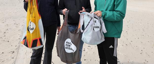 Mathilde Trangbæk, Emil Grønholdt og Chakhrit Nagulrum undrede sig blandt andet over, hvordan der kunne være en plastikbøtte til opvasketabs gemt i sandet. <i>Foto: Bente Poder</i>