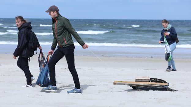 For Julius Skøtt Lervad lykkedes det blandt andet at finde en slæde og en hjulkapsel. <i>Foto: Bente Poder</i>