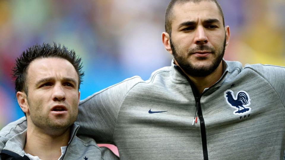Mathieu Valbuena (til venstre) og Karim Benzema er tidligere landsholdskammerater. Her ses de før en VM-kamp i 2014 mod Nigeria. <i>Franck Fife/Ritzau Scanpix</i>