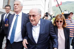 Vejrtrækningsbesvær forsinker Blatters forklaring