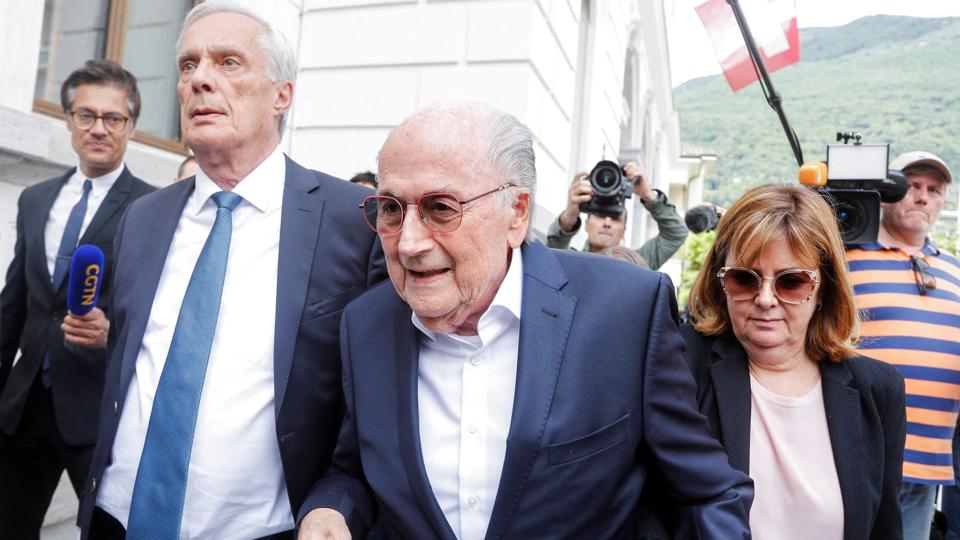 86-årige Sepp Blatter var præsident for Fifa fra 1998 til 2015. Her ankommer han til første dag i retssagen. <i>Arnd Wiegmann/Reuters</i>