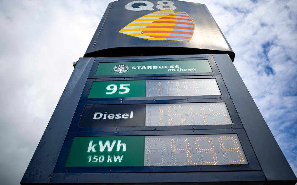 Tankstationen Q8 på Scheelsmindevej har for nyligt fået lynladestandere - der hænger derfor priser på el ligesom, der gør på benzin. <i>Foto: Martél Andersen</i>