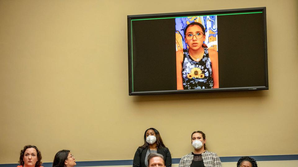 11-årige Miah Cerrillo, der overlevede skoleskyderiet i Texas, talte onsdag på en video foran en række kongresmedlemmer. <i>Pool/Reuters</i>