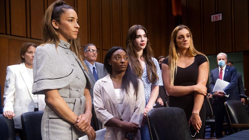 Aly Raisman, Simone Biles og McKayla Maroney (fra venstre mod højre) er blandt dem, der nu kræver en milliarderstatning fra FBI i sag om holdlæges overgreb. (Arkivfoto) <i>Pool/Reuters</i>